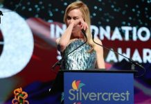 “Kjo është për nënën time të ndjerë”, Nicole Kidman shpërthen në lot në ndarjen e çmimeve ‘Palm Springs’