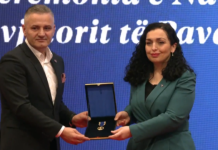 Presidentja Osmani dekoron familjen Jashari: Shteti i Kosovës nuk e harron sakrificën më sublime të historisë sonë moderne