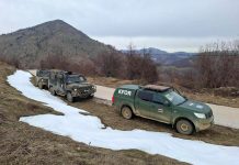 Ushtarët letonezë dhe italianë patrullojnë në Zubin Potok