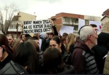 Tensione gjatë protestës në Koçan, protestuesit të revoltuar gjuajnë me vezë