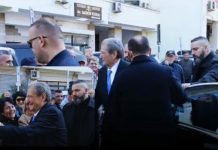 I rrethuar nga mbështetësit, Sali Berisha paraqitet në Prokurorinë e Posaçme SPAK