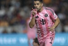 Lojtarët nisin një sherr, Suarez i qetëson duke kafshuar gishtat e shokut të skuadrës