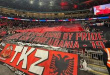 Tifozat Kuq e Zi zbulojnë koreografinë që nuk u pa në TV, aty ishte një mesazh shumë domethënës