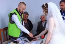 Nusja dhe dhëndri në Shqipëri votojnë në ditën e tyre të dasmës