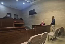 Kosovë, arsimtari që hodhi flamurin kombëtar e plisin në mbeturina deklarohet i pafajshëm