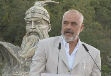 Edi Rama “flet” me Skënderbeun: Më 16 maj, Europa mblidhet në sheshin tënd o Mbret