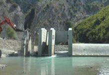 Tragjedi në Gramsh, vdesin dy të rinj nga shembja e dheut në një kantier ndërtimi