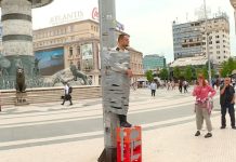 I riu nga Koçani lidhet me shirit ngjitës në shenjë revolte – “A na harruat kaq shpejt?”