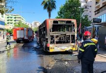 Panik në Durrës, autobusi merr flakë ndërkohë që pasagjerët ishin brenda