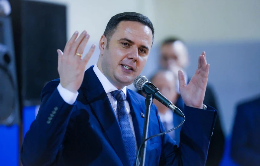 Refuzoi ftesën e Kurtit  Abdixhiku  A po e kuptoni tani  se pse me të tillët  nuk mund të kesh as takim e as mirëkuptim 