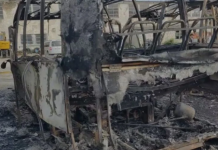 Zjarr pas mesnatës në parkun e autobusëve në Lushnjë, digjen katër prej tyre