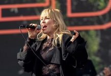 Natasha Bedingfield turpërohet në skenë duke harruar fjalët e këngës së saj të njohur “Pocketful of Sunshine”