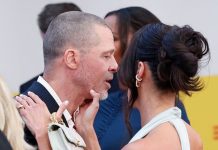 Moment i sikletshëm mes Brad Pitt dhe të dashurës së tij Ines de Ramon në tapetin e kuq