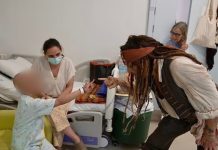 Johnny Depp vizitoi fëmijët në një spital spanjoll, me energji pozitive, ai u solli buzëqeshje në fytyrat e tyre