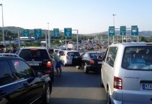 Mijëra qytetarë janë larguar nga vendi për fundjavën e vazhduar