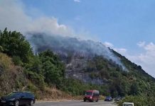 Zjarr në rrugën drejt pikës kufitare Bllacë, po përhapet drejt pyllit