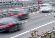 Gara ilegale me makina në autostradë! Reagon Policia: Zero tolerancë për “meraklinjtë e shpejtësisë”