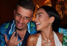 Kozaku me krenari na prezanton bashkëshorten me gjoksin në fushë