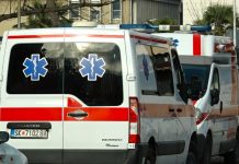 Një llamarinë e shqyer nga një ndërtesë në qendër të Shkupit plagosi një çiklist mëngjesin e sotëm