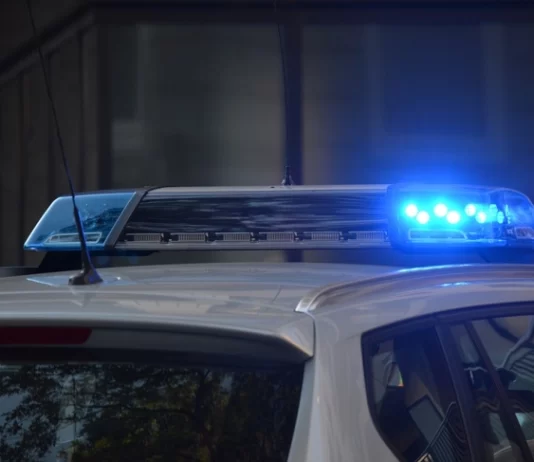 Tmerr në Vizbeg: Fqinjët thyejnë derën e shtëpisë dhe rrahin 57-vjeçarin në sy të djalit të mitur