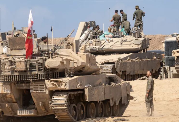 Tanket izraelite hyjnë në zonën kryesore të banimit në Gaza