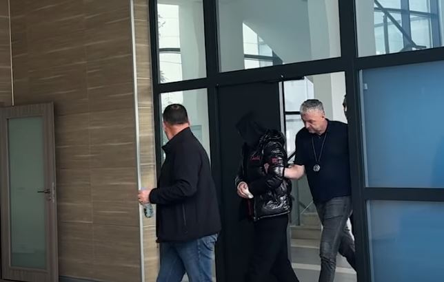 Fatmir Sheholli i dyshuar për spiunazh futet në Gjykatë  me kapuç në kokë