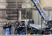 Arrestohen dy të dyshuar për vjedhjen në muzeun e Luvrit në Paris