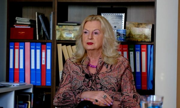Edita Tahiri  Von der Leyen i tregoi Kurtit se është kryeministër ilegal  e takoi si deputet