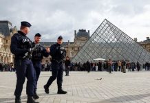 Pesë të dyshuar të rinj të arrestuar për vjedhjen e bizhuterive në Louvre