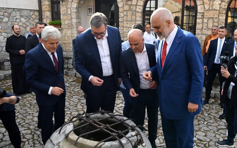  Nuk shkon  edhe me Vuçiqin edhe me UÇK në   Publicisti shqiptaro amerikan me kritika të forta ndaj Edi Ramës për protestën e sotme