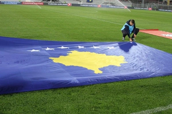 mediat-serbe-detyrohen-ta-publikojne-flamurin-e-kosoves