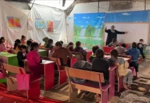 Fëmijët në Gaza ndjekin mësimet në tenda të improvizuara mes luftës