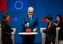 Edi Rama nis mëngjesin me fotoalbumin e konferencës historike mes Shqipërisë dhe BE-së
