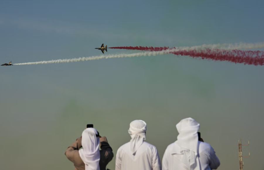 Rrëzohet një avion luftarak në aeroportin e Dubait