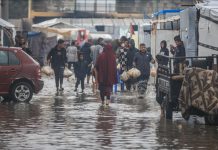 Shiu i rrëmbyshëm përmbyt tendat që strehojnë civilët e zhvendosur në Gaza