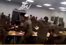 Pati edhe hedhje karrigesh – pamje të një përplasjeje të dhunshme midis ushtarëve në një bazë në Izrael