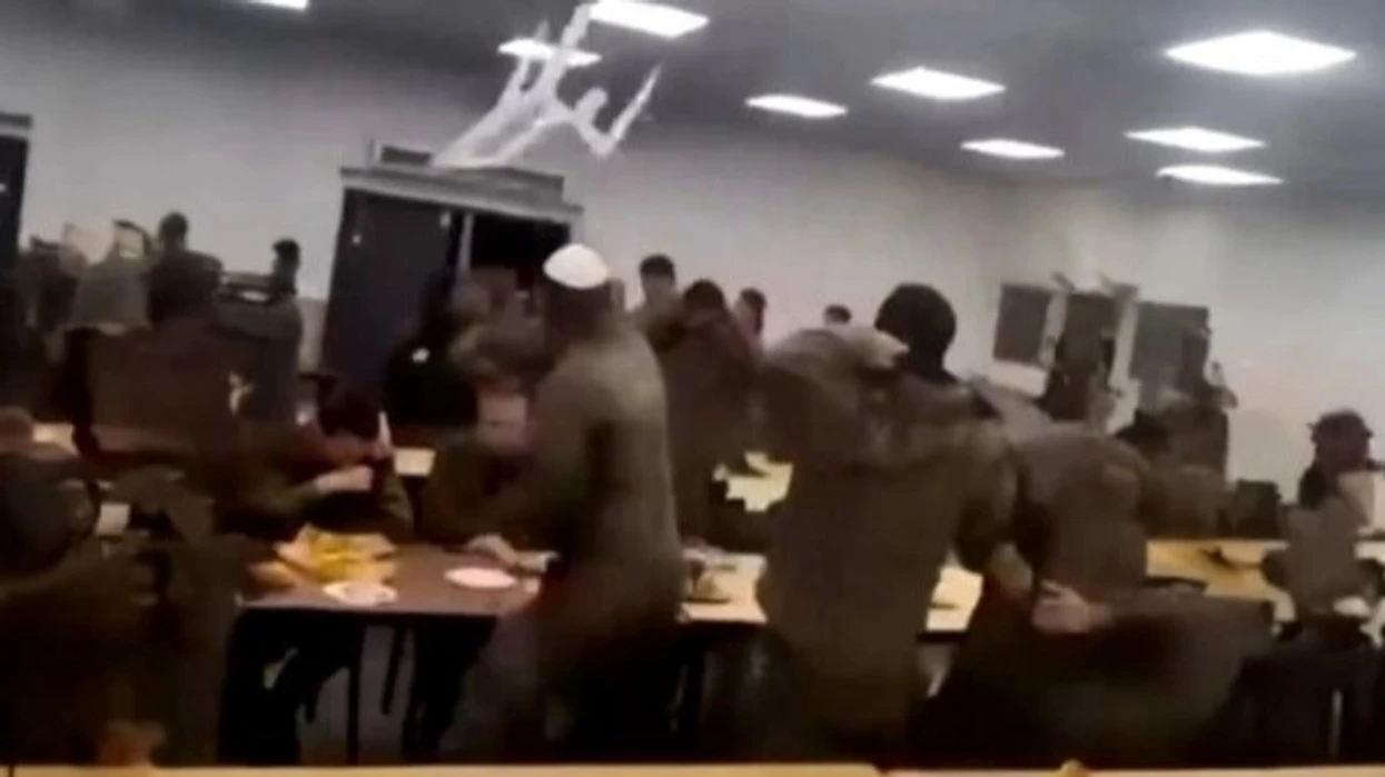 Pati edhe hedhje karrigesh   pamje të një përplasjeje të dhunshme midis ushtarëve në një bazë në Izrael