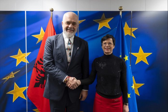 Kryeministri-i-Shqiperise-Edi-Rama-me-Komisioneren-e-BE-se-per-Zgjerimin-Marta-Kos.