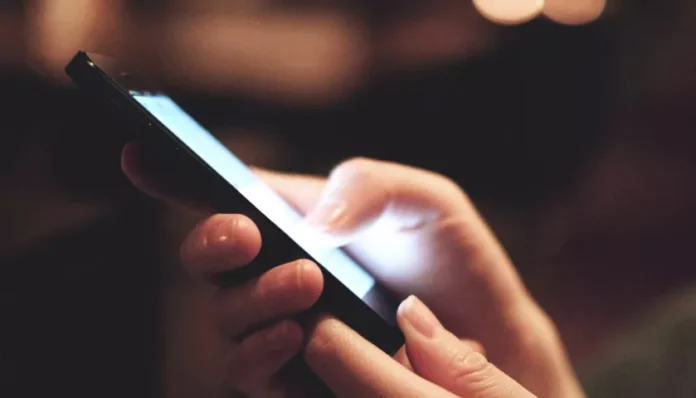 Para-se-tua-lini-telefonin-ne-duar-femijeve-lexojeni-kete-Insajderi.org_-696x398