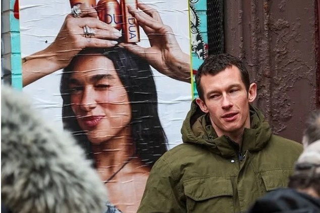 Callum Turner pozon pranë posterit të të fejuarës së tij  Dua Lipa