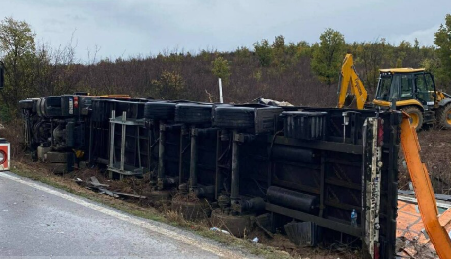 nje-emigrante-nga-kina-ka-vdekur-ndersa-7-emigrante-te-tjere-jane-lenduar-ne-nje-aksident-me-kamion-ne-maqedoni