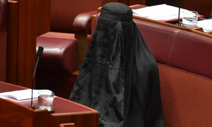 Senatorja australiane shkakton debat në parlament pasi hyn e veshur me hixhab