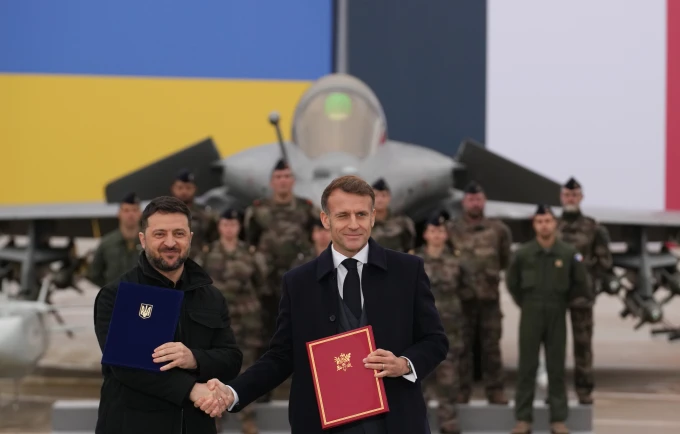 Ukraina nënshkruan blerjen e 100 avionëve luftarakë francezë  Rafale 