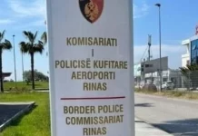 Ishin në kërkim, kapen tre persona në Rinas, mes tyre edhe Denis Xhelili që ‘furnizonte’ Anglinë me drogë të klasit A