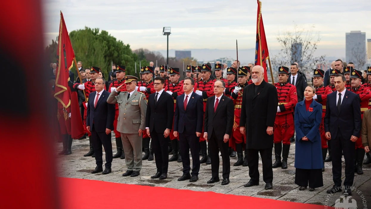 perkujtohet-81-vjetori-i-clirimit-te-pranishem-ne-homazhe-begaj-rama-dhe-peleshi