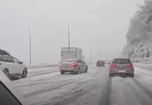 Borë në Kroaci, veturat bllokohen në trafik