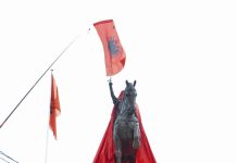 Ali Ahmeti shpalos shtatoren e heroit kombëtar Gjergj Kastrioti Skenderbeu në fshatin Garanë të Kërçovës