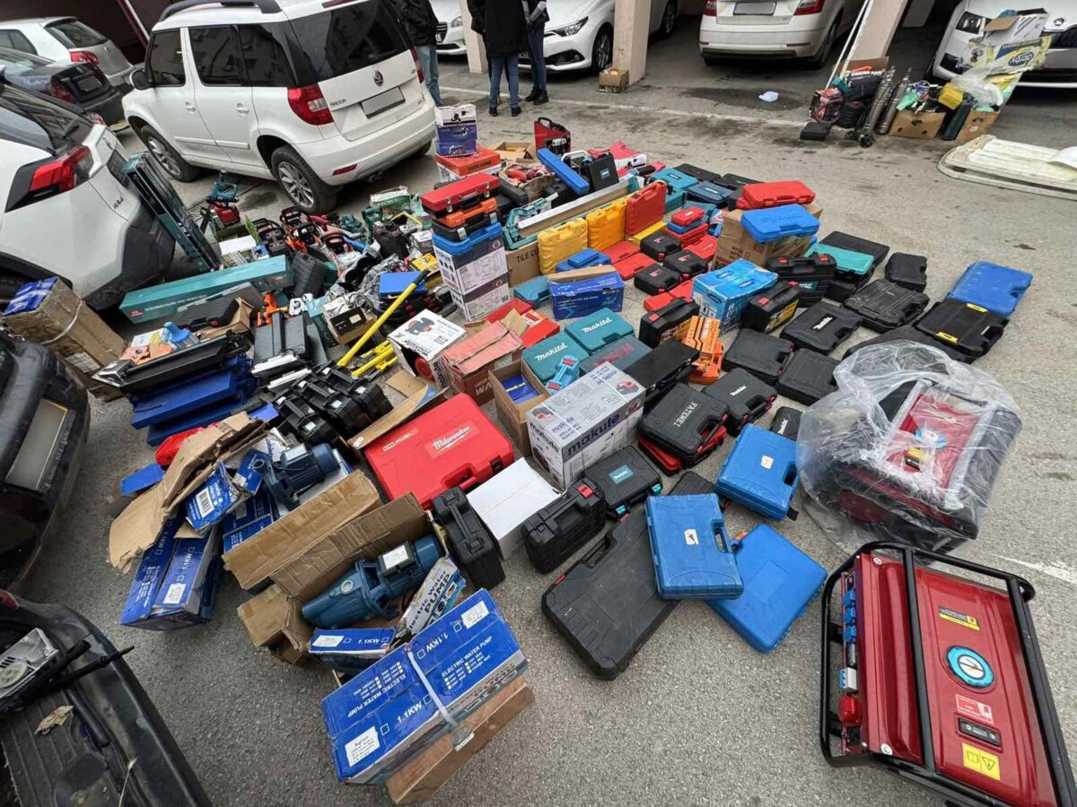 Konfiskohen qindra vegla pune  u kapën në një veturë me targa të Shkupit