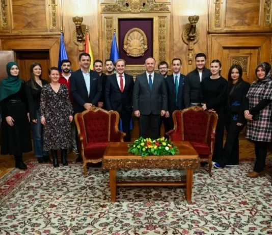 Kryeparlamentari Gashi ka pritur në Kuvend studentët e Universitetit Ndërkombëtar Ballkanik