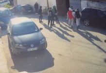 Dalin PAMJET/ Momenti kur nxënësit e gjimnazit në Shkodër përleshen me thika në oborrin e shkollës (VIDEO)